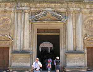 Portada principal del Palacio de Carlos V