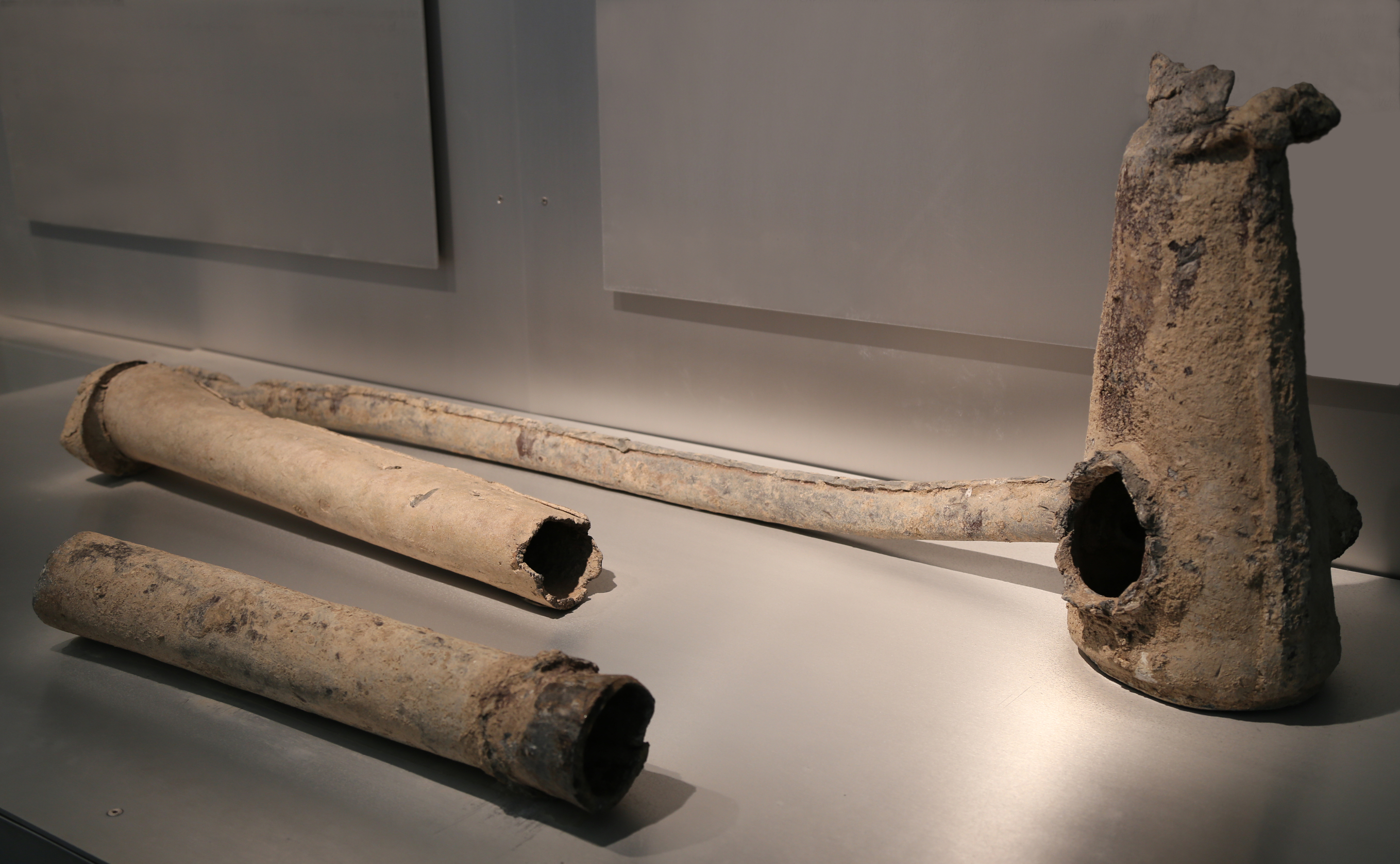 Vista de las tuberías de plomo expuestas en el Museo del Conjunto Arqueológico de Baelo Claudia