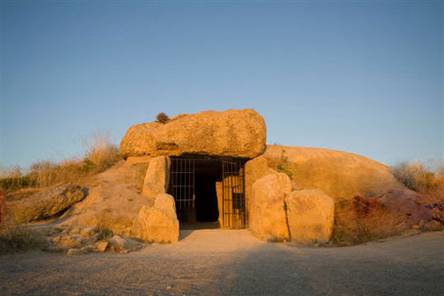 Entrada al dolmen de Menga