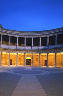 Vista nocturna del Patio del Palacio de Carlos V