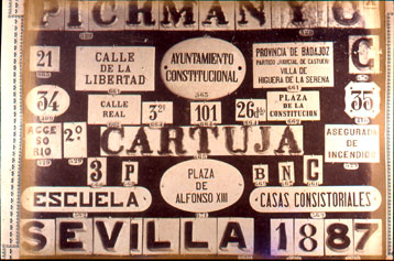 Detalle de placa con iniciales y escudos. Segunda mitad del s. XIX
