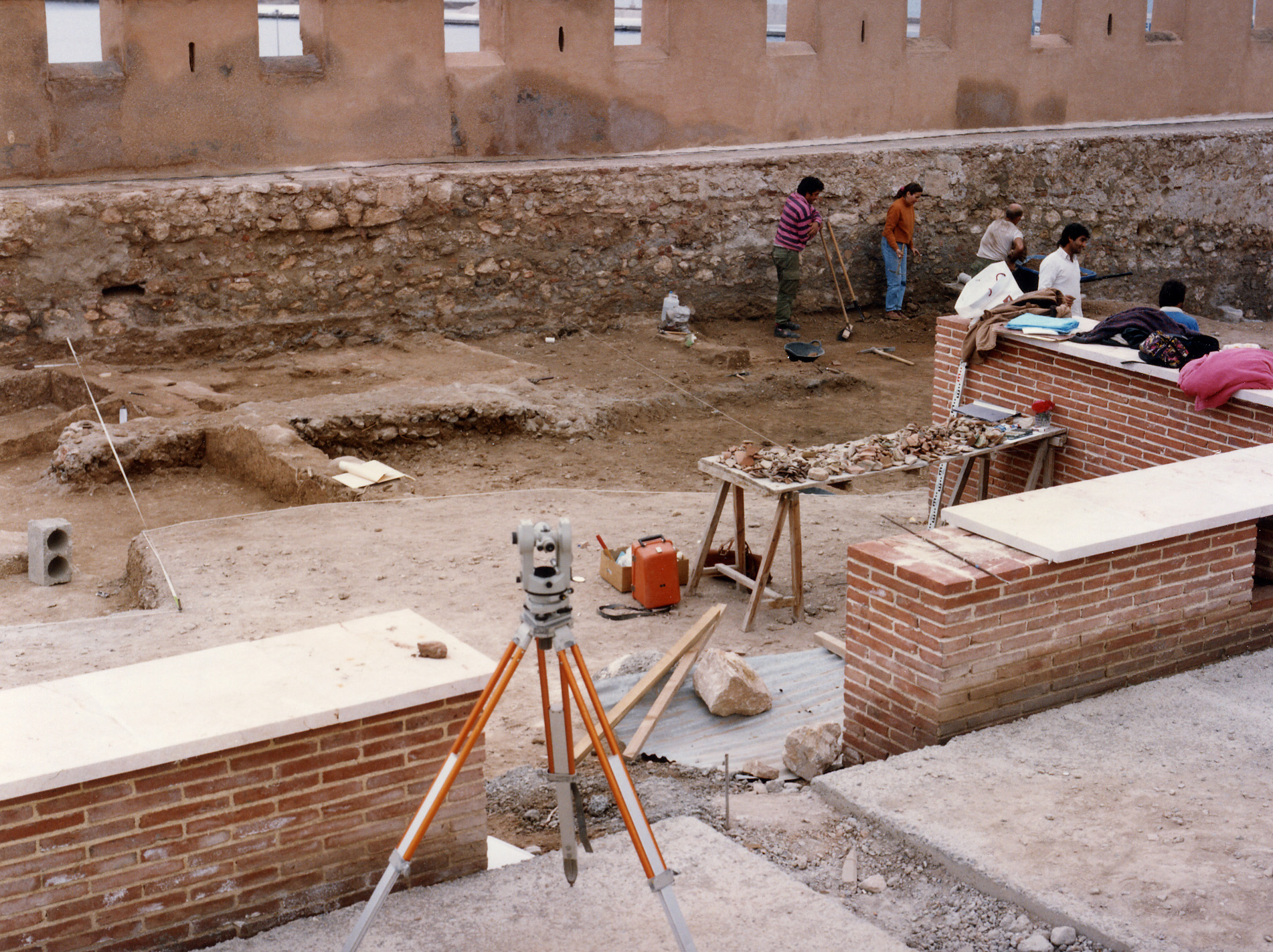 Excavaciones arqueológicas en el primer recinto [finales del siglo XX].
