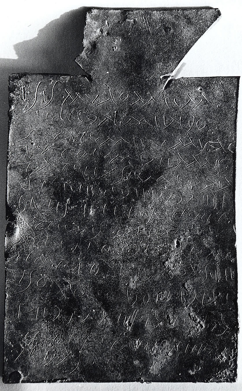 Placa votiva de Isis con inscripción.