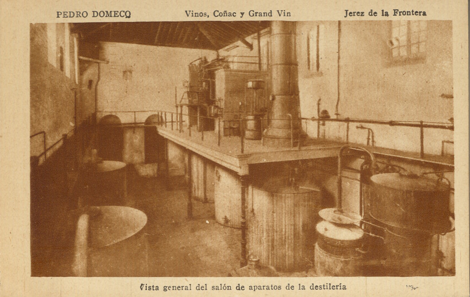 JEREZ DE LA FRONTERA: Vista general del salón de aparatos de la destilería.1924 (DJ07688)