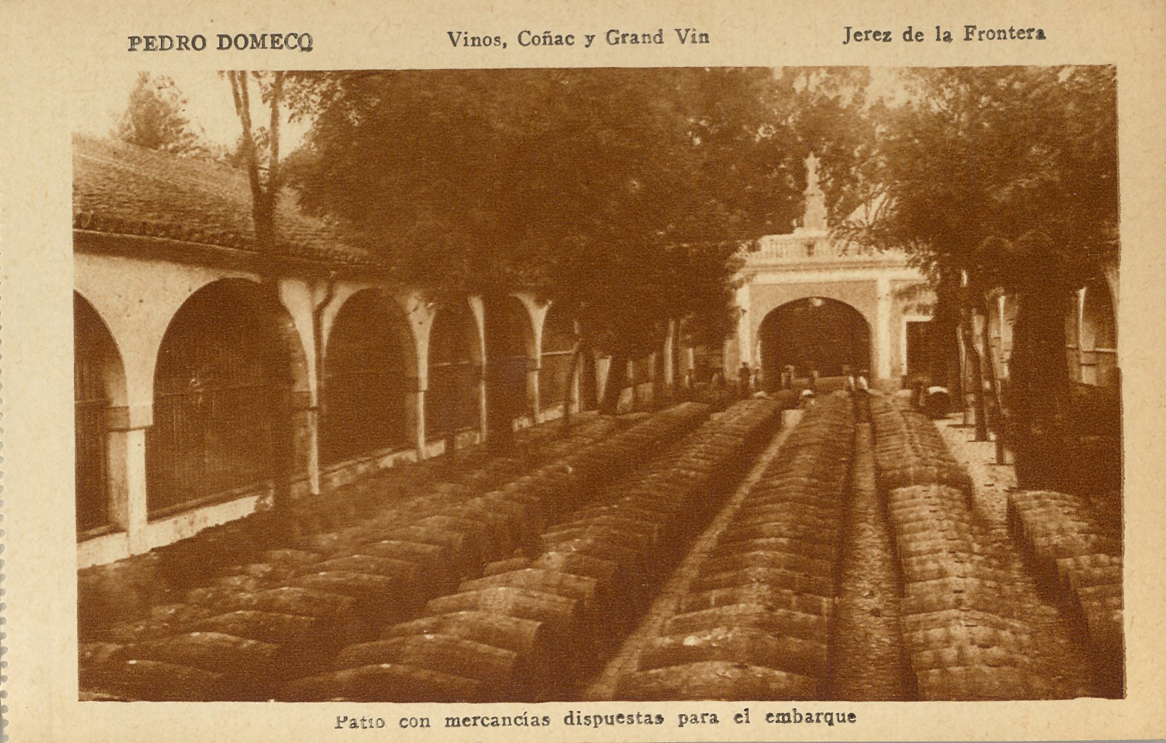 JEREZ DE LA FRONTERA: Patio con mercancías dispuestas para el embarque.1924 (DJ07698)