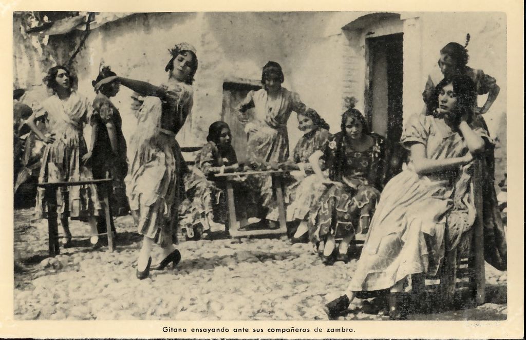 GRANADA: Gitana ensayando ante sus compañeras de zambra.1925 (DJ06959)