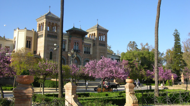 Fachada del Museo en el Parque de María Luisa