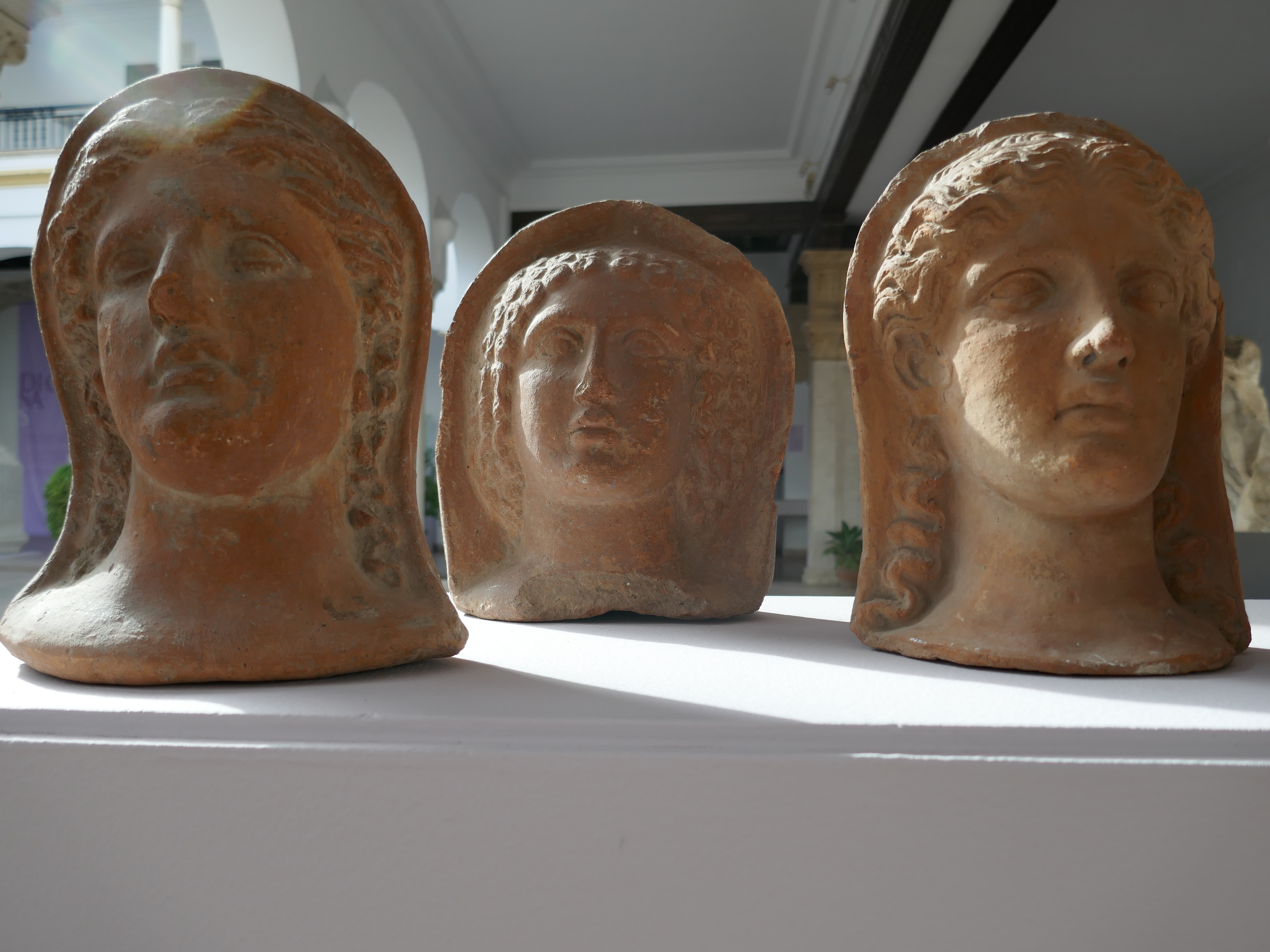 Exvotos femeninos de Calvi expuestos en el Museo.