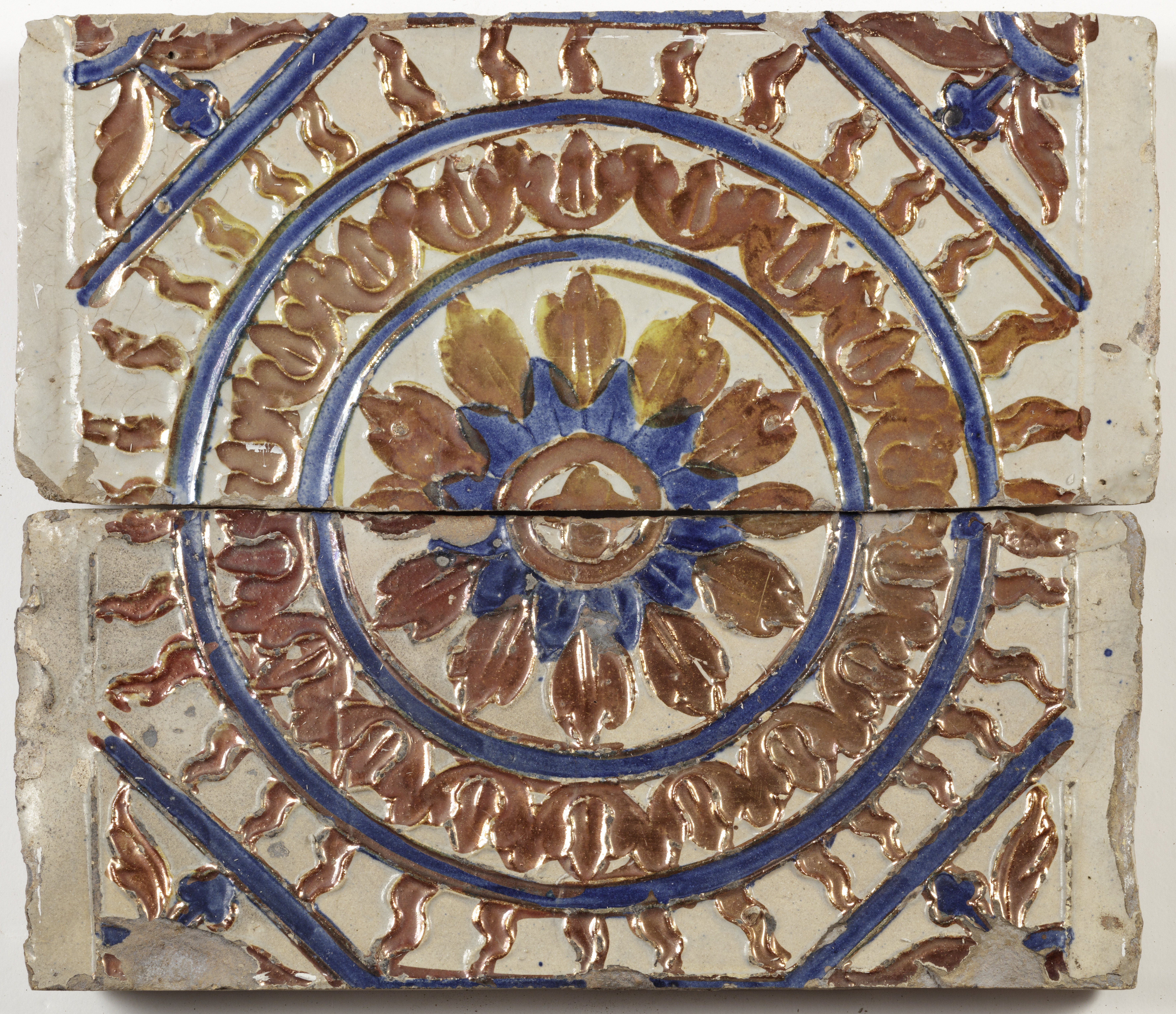 Dos azulejos por tabla para techo decorado con reflejo metálico, siglo XVI, Anónimo,