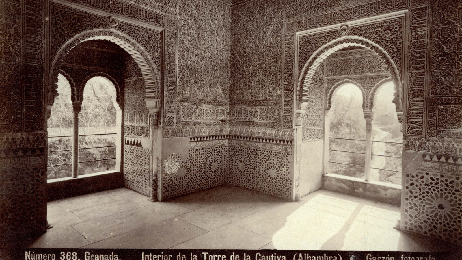 Interior de la Torre de la Cautiva. Garzón Rodríguez, Rafael ,  1890[ca] Fotografía