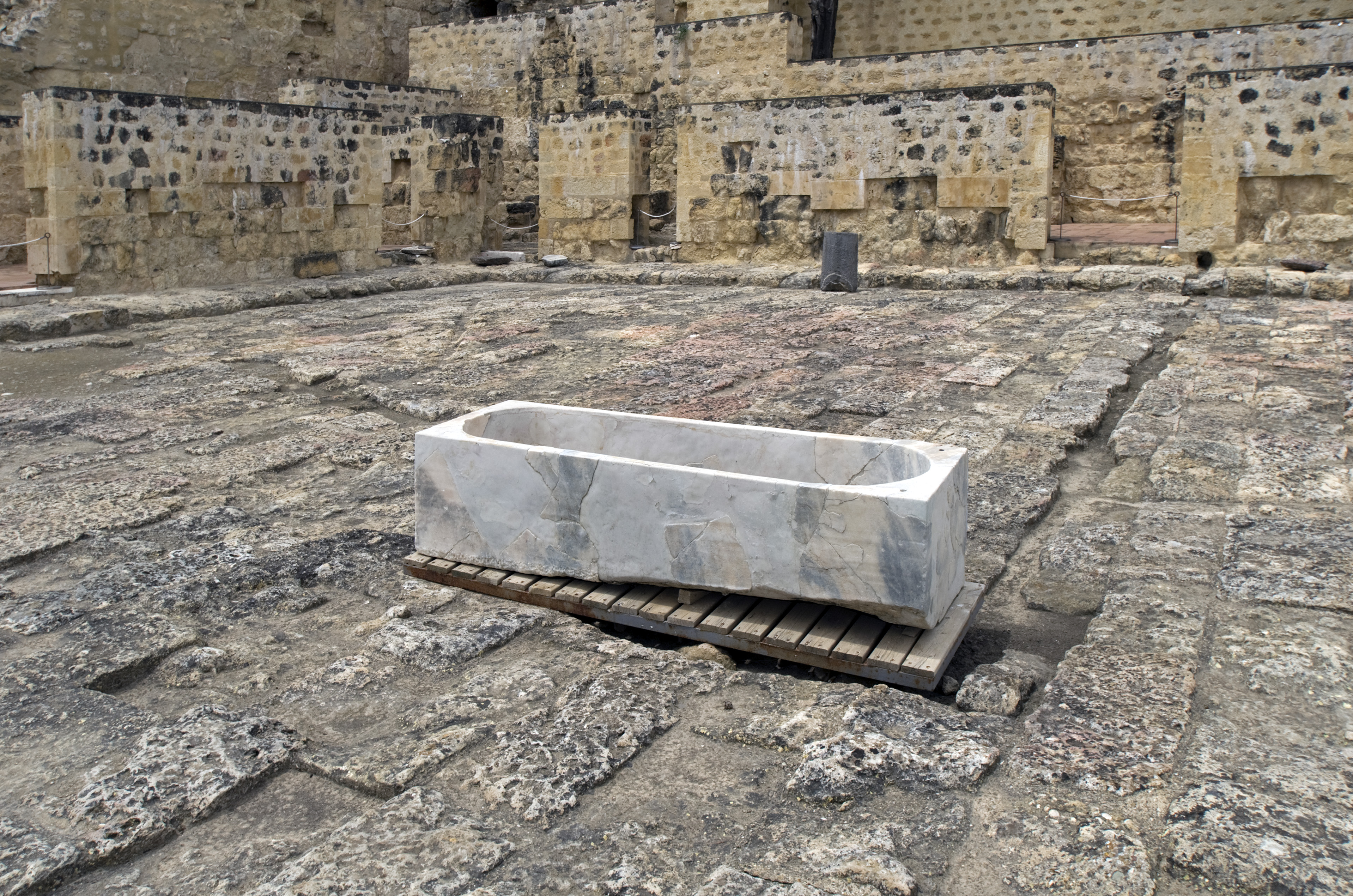 Sarcófago reutilizado como pila en el Edificio Superior Occidental