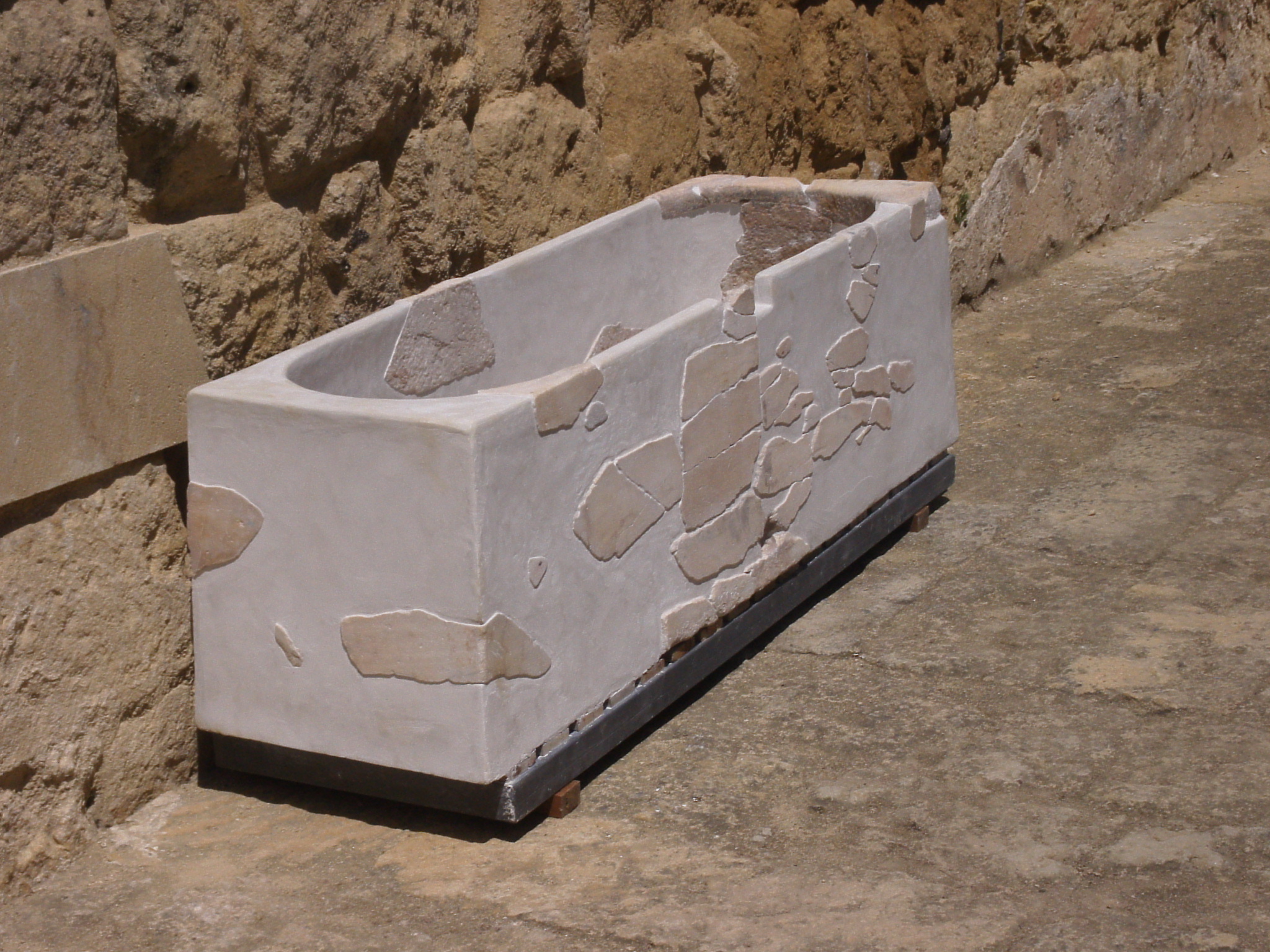 Sarcófago reutilizado como abrevadero en Caballerizas