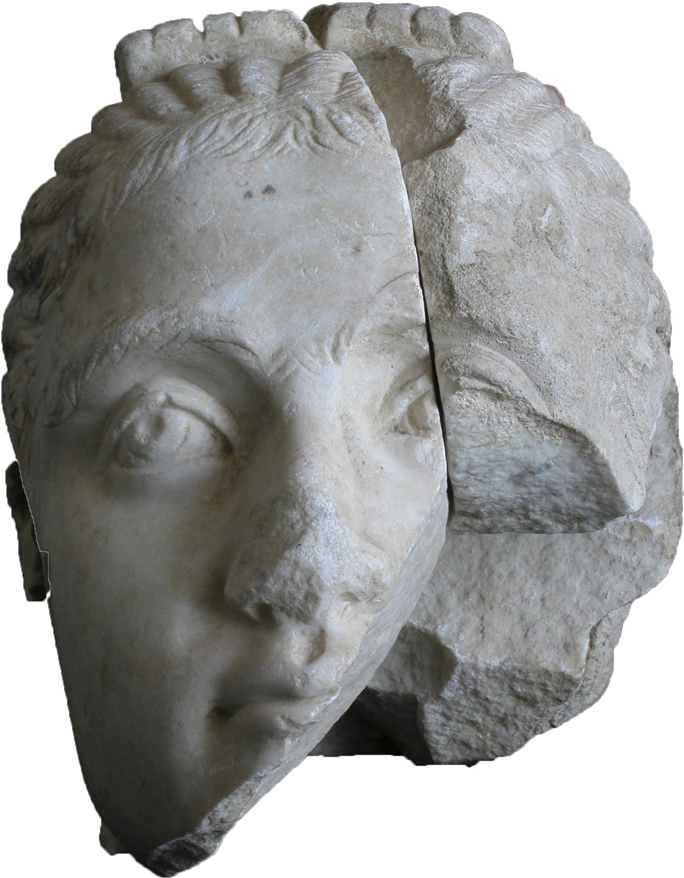 Imagen frontal de escultura femenina